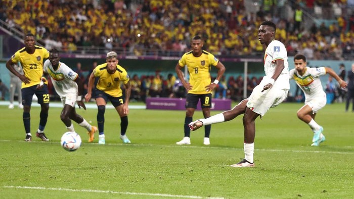 DOHA, QATAR - NOVEMBER 29: Ismaila Sarr of Senegal scores a penalty to make it 1-0 during the FIFA World Cup Qatar 2022 Group A match between Ecuador and Senegal at Khalifa International Stadium on November 29, 2022 in Doha, Qatar. (Photo by James Williamson - AMA/Getty Images)