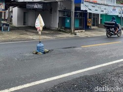 Jalan Berlubang di Pangandaran Dipasang Galon