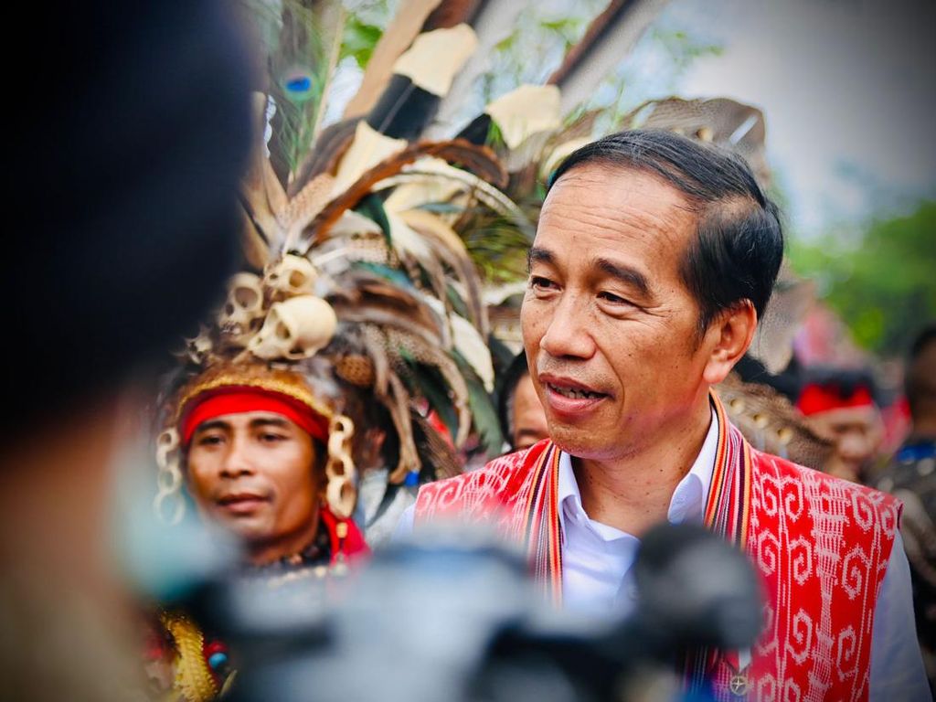 Jokowi di Depan Masyarakat Suku Dayak: Apakah Betul Mendukung IKN?