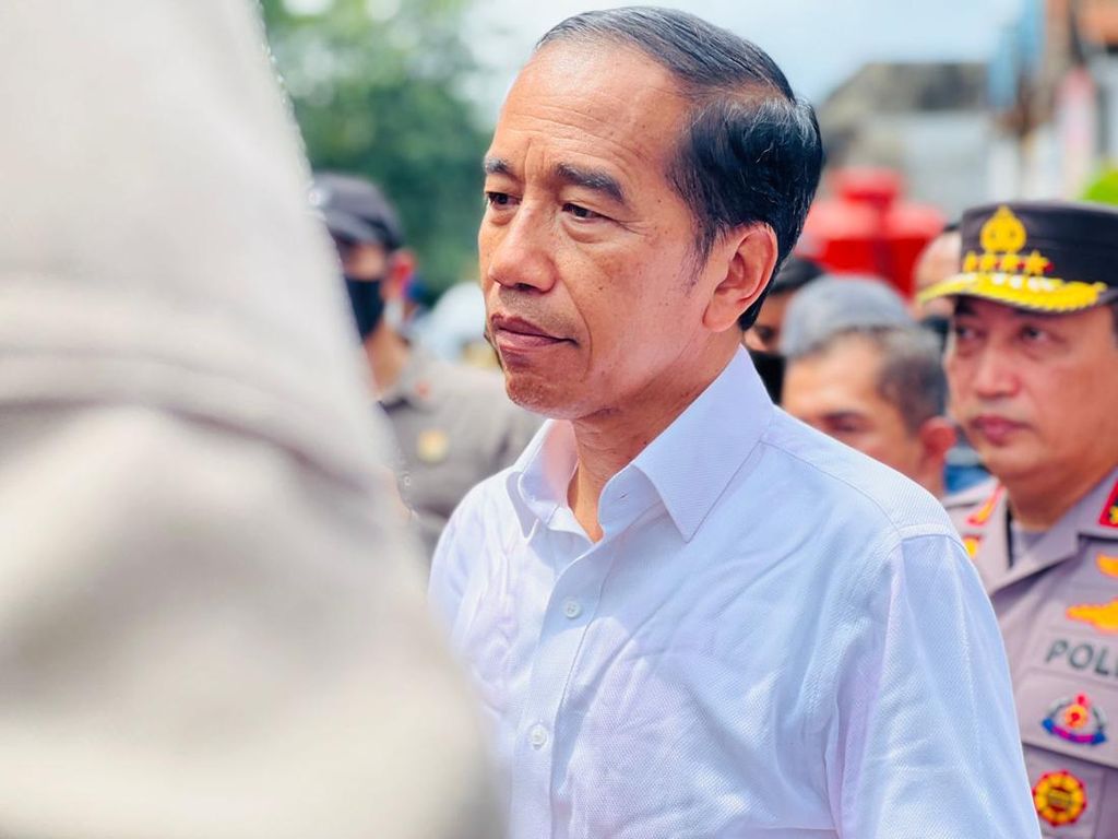 Jokowi Bisiki Kapolri soal Panglima Jilah Minta Kuota Polisi untuk Suku Dayak Jokowi Bisiki Kapolri soal Panglima Jilah Minta Kuota Polisi untuk Suku Dayak