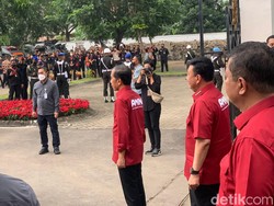 Tiba di Asrama Mahasiswa Nusantara Surabaya, Jokowi Disambut Lagu Terpesona