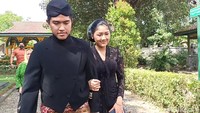 Ditemani Permaisuri, Kaesang-Erina Tabur Bunga di Makam Mangkunegara VI