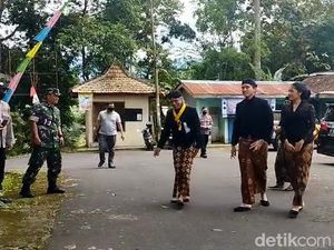 Kaesang-Erina Berziarah ke Kompleks Makam Mangkunegaran di Karanganyar Kaesang-Erina Berziarah ke Kompleks Makam Mangkunegaran di Karanganyar