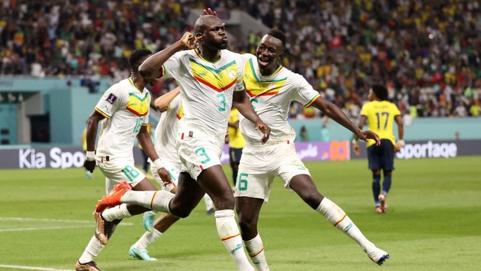 DOHA, QATAR - NOVEMBER 29: Kalidou Koulibaly of Senegal celebrates after scoring their team’s second goal during the FIFA World Cup Qatar 2022 Group A match between Ecuador and Senegal at Khalifa International Stadium on November 29, 2022 in Doha, Qatar. (Photo by Ryan Pierse/Getty Images)