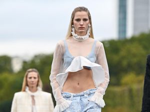 10 Koleksi Givenchy Spring/Summer 2023, Perpaduan Budaya Prancis - Amerika