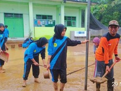 Warga Pesanggaran Banyuwangi yang Terisolir karena Banjir Terancam Kelaparan