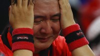 Seorang suporter pria tak kuasa menahan air matanya saat timnas Korea Selatan dikalahkan Ghana. Reuters/Kai Pfaffenbach
