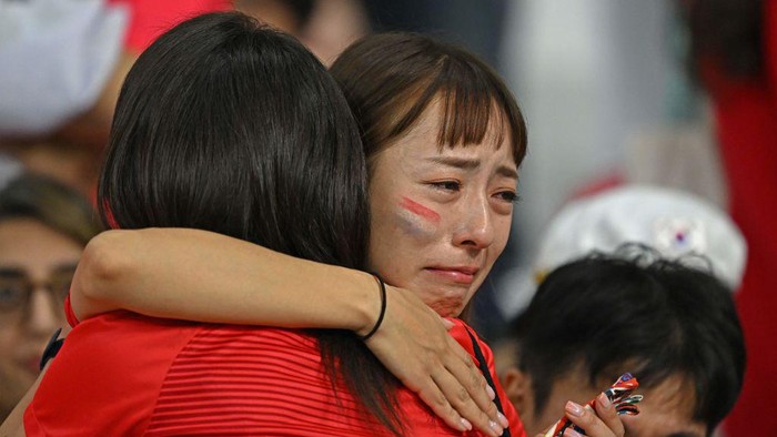 Korsel Dikalahkan Ghana, Tangis Suporter Pecah South Korea's fans react after the Qatar 2022 World Cup Group H football match between South Korea and Ghana at the Education City Stadium in Al-Rayyan, west of Doha, on November 28, 2022. (Photo by MANAN VATSYAYANA / AFP) (Photo by MANAN VATSYAYANA/AFP via Getty Images)