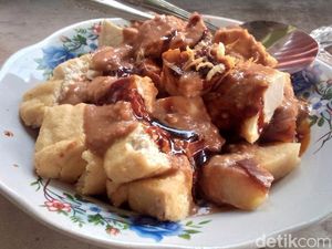 Menyantap Lembut dan Gurihnya Kupat Tahu Cilimus Khas Kuningan