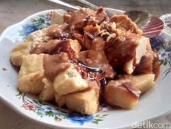 Menyantap Lembut dan Gurihnya Kupat Tahu Cilimus Khas Kuningan