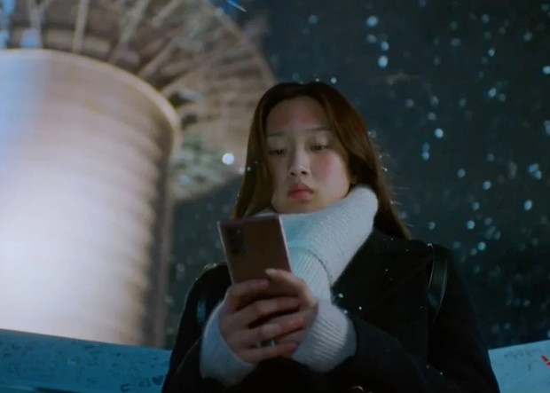 Lim Jugyeong dengan blazer Saint Laurent / Foto: inkistyle.com