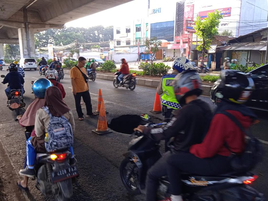Ternyata Ini Sebab Lubang Mirip Sumur Muncul di Tengah Jalan Kota Bogor!