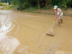 Lumpur Sisa Banjir Bandang Genangi Jalan Penghubung 2 Desa di Pati Lumpur Sisa Banjir Bandang Genangi Jalan Penghubung 2 Desa di Pati