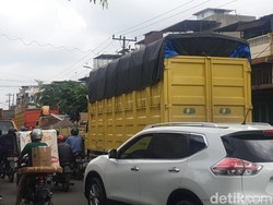 Lalin di Jalan Letda Sujono Medan Macet Total Akibat Truk Pecah Ban