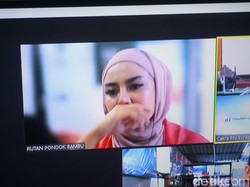 Medina Zein Cuma Bisa Nangis Lihat Pemakaman Ayah dari Penjara