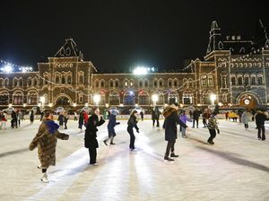 Melihat Keseruan Warga Rusia Bermain Ice Skating