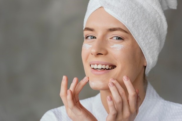 Sunscreen bermanfaat untuk melindungi kulit wajah dari paparan sinar UV
