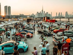 Mewah, Ratusan Mobil Porsche Mejeng di Dubai