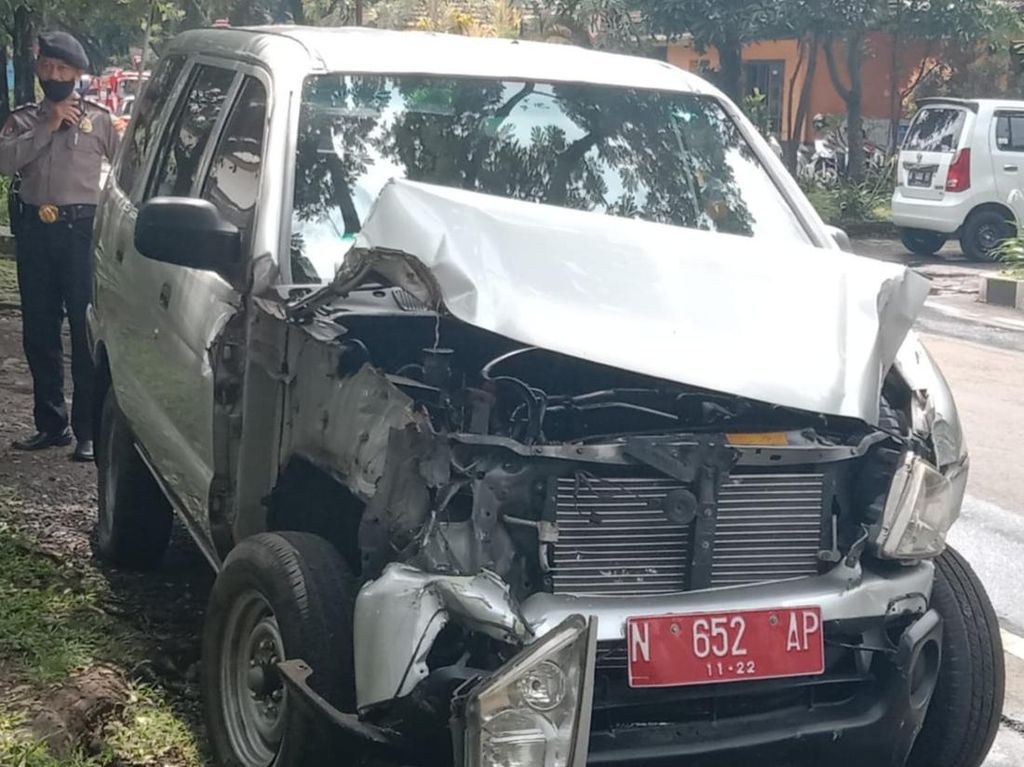 Mobil Pelat Merah Ringsek Tertabrak Kereta BBM di Kota Malang