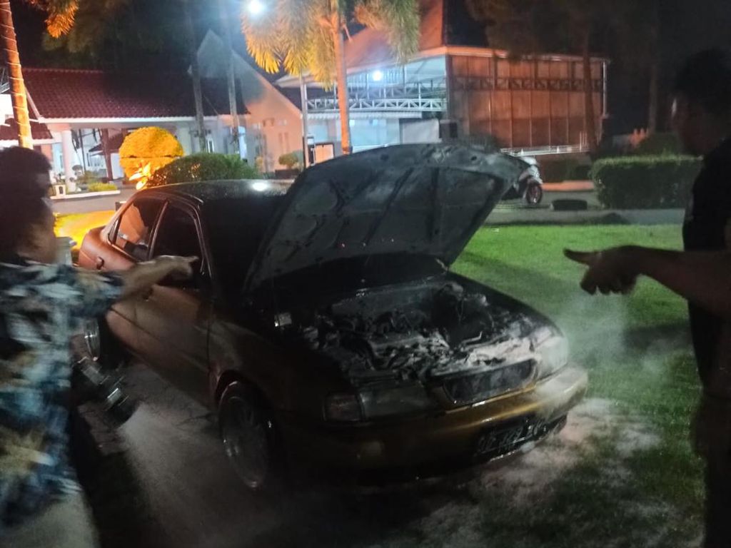 Mobil Sedan Terbakar di Halaman Rujab Bupati Sinjai, Sempat Terdengar Ledakan