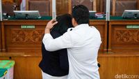 Momen Sambo-Putri Candrawathi Pelukan Usai Tak Jumpa 2 Pekan
