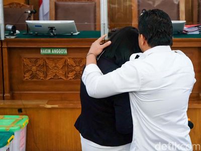 Momen Sambo-Putri Candrawathi Pelukan Usai Tak Jumpa 2 Pekan
