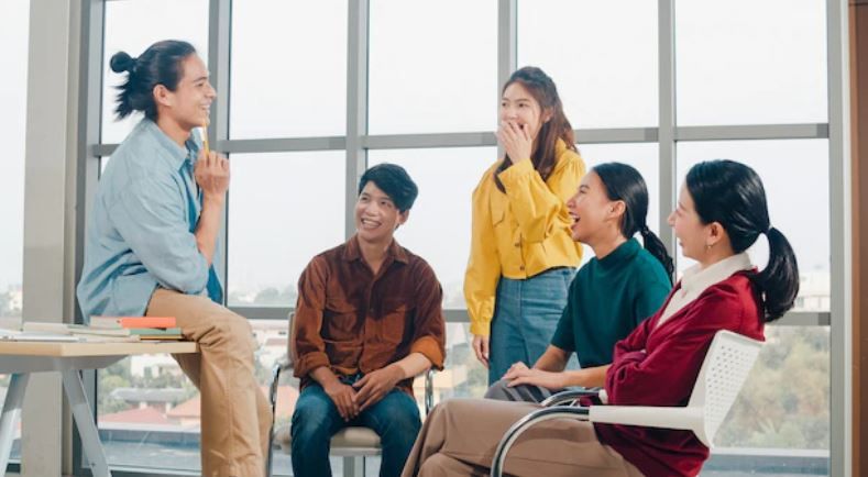 sekelompok orang sedang mengobrol