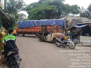 Mundur Saat Mogok, Truk Tabrak 3 Bangunan di Bogor