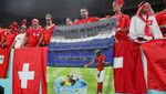 Spanduk Neymar Diving di Tribun Laga Brasil Vs Swiss