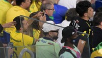 Menariknya lagi, ada penggemar Brasil dengan perawakan mirip Neymar yang menonton langsung pertandingan Brasil vs Swiss di Stadium 974. (Foto: Anadolu Agency via Getty Images/Anadolu Agency)