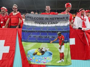 Spanduk Neymar Diving di Tribun Laga Brasil Vs Swiss