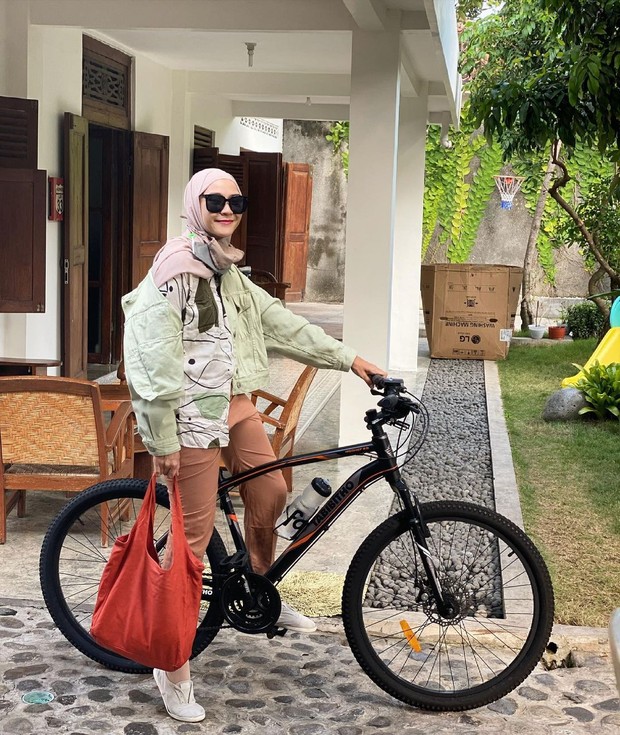 Outfit hijabers sepedaan santai/Sumber: IG @zaskiadyamecca Outfit hijabers sepedaan santai/Sumber: IG @zaskiadyamecca