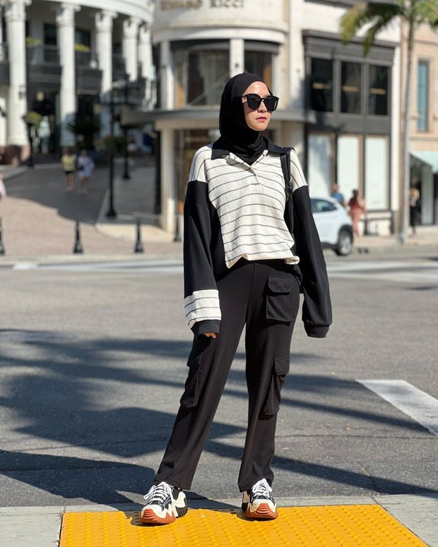 Outfit hijabers tomboy monokrom/Sumber: IG @zaskiadyamecca Outfit hijabers tomboy monokrom/Sumber: IG @zaskiadyamecca