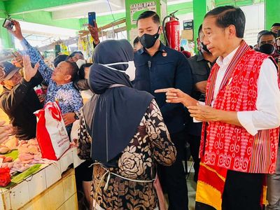 Pakai Rompi Khas Dayak, Jokowi Blusukan ke Pasar Ngecek Bawang