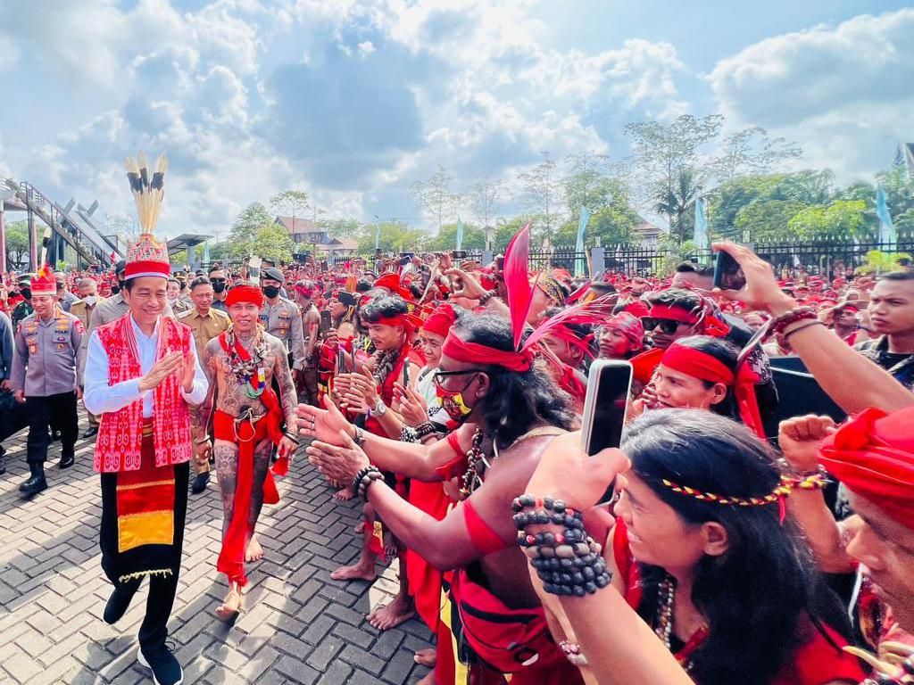 Panglima Jilah Suku Dayak: Pasukan Merah Kawal Jokowi Satu Komando