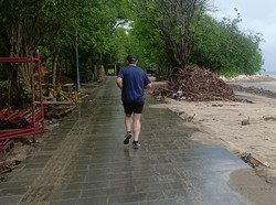 Lagi, Pantai Kuta-Legian Dibanjiri Sampah Kiriman