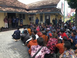 Penjaga Sekolah di Rembang Ramai-ramai Geruduk Kantor BKD, Ada Apa?
