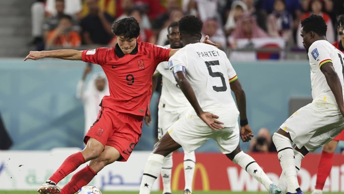 Paras Cho Gue Sung, Pencetak 2 Gol Korea Selatan Saat Lawan Ghana AL RAYYAN, QATAR - NOVEMBER 28: Cho Gue-Sung of Korea Republic and Thomas Partey of Ghana during the FIFA World Cup Qatar 2022 Group H match between Korea Republic and Ghana at Education City Stadium on November 28, 2022 in Al Rayyan, Qatar. (Photo by Matthew Ashton - AMA/Getty Images)