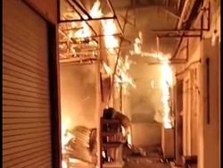 Penampakan Kebakaran Pasar Mengwi Badung, 56 Kios Hangus