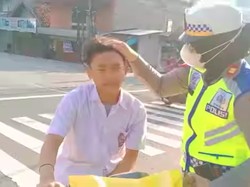 Pelajar SMA Naik Motor Tanpa Helm dan Spion: Tak Ditilang, Cuma Ditegur-Kepala Diusap