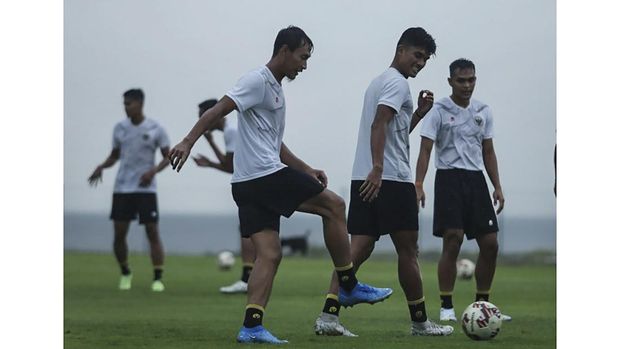 The Indonesian national footballers are training for the first time at a training camp at the Bali United Training Ground, Purnama Beach, Gianyar, Bali on Monday (28/11/2022).  The Indonesian national team is training in Bali ahead of the AFF Cup 2022. (www.pssi.org)