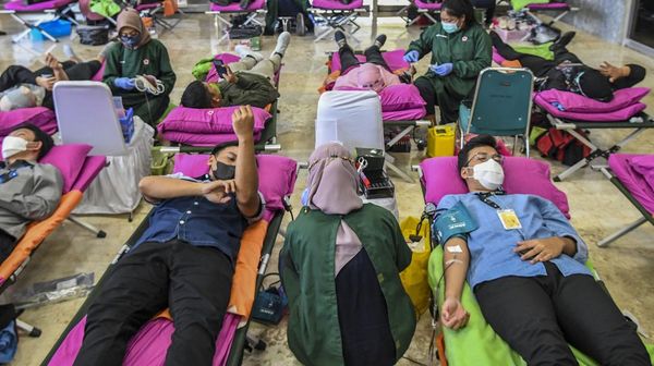 Momen Pegawai DPR Ikut Donor Darah