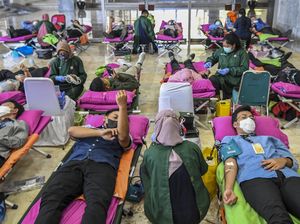 Momen Pegawai DPR Ikut Donor Darah