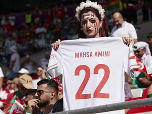 Aksi Solidaritas Fans Iran Jelang Laga Lawan AS di Piala Dunia 2022