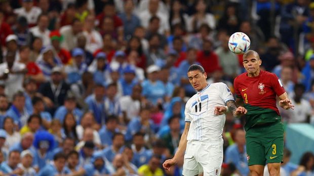 Soccer Football - FIFA World Cup Qatar 2022 - Group H - Portugal v Uruguay - Lusail Stadium, Lusail, Qatar - November 28, 2022  Uruguay's Darwin Nunez in action with Portugal's Pepe REUTERS/Kai Pfaffenbach