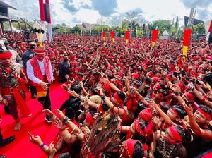 Potret Jokowi Bertemu Ratusan Warga Suku Dayak