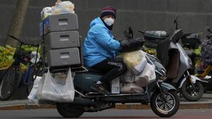 Potret Pedagang dan Kurir Layani Belanjaan Online Warga Beijing