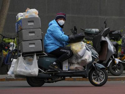 Potret Pedagang dan Kurir Layani Belanjaan Online Warga Beijing