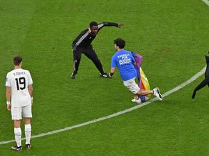 Pria Bawa Bendera Pelangi Masuk Lapangan Piala Dunia, Diamankan Petugas Pria Bawa Bendera Pelangi Masuk Lapangan Piala Dunia, Diamankan Petugas