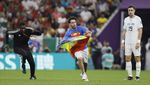 Pria Ini Nekat Kibarkan Bendera Pelangi di Lapangan Piala Dunia